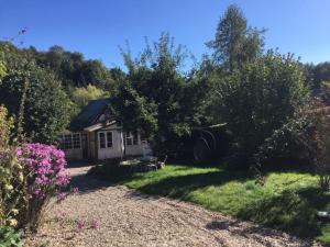 una pequeña casa en medio de un patio en Appart dans longère Normande au coeur de la Forêt de Lyons, 