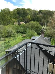 un balcón de una casa con techo en Appart dans longère Normande au coeur de la Forêt de Lyons, 