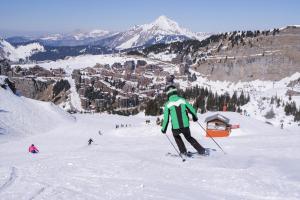 een persoon is aan het skiën in een met sneeuw bedekte berg bij Belambra Clubs Avoriaz - Les Cimes du Soleil in Avoriaz