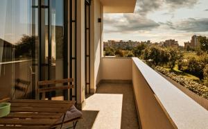 balcone con panchina e vista sulla città di Bresidence Apartments with free private parking a Lubiana