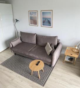 un soggiorno con divano e tavolo di Apartament Horizon a Gdynia