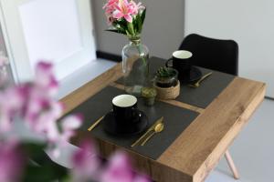 une table en bois avec un vase de fleurs. dans l'établissement Luxury room with king size bed, à Dordrecht