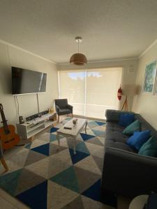 a living room with a couch and a table at Depto hermoso El Tabo in El Tabo