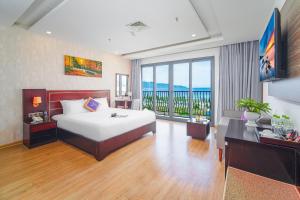 A bed or beds in a room at Alani Sea View Hotel