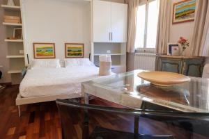 - une chambre avec un lit et une table en verre dans l'établissement Ludo’s Home, à Florence