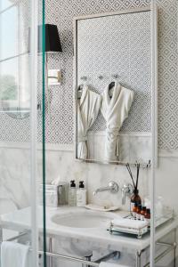 Un baño de The Drisco Hotel Tel Aviv - Relais & Châteaux