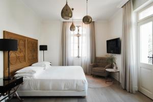 Una cama o camas en una habitación de The Drisco Hotel Tel Aviv - Relais & Châteaux