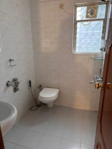 A bathroom at 2BHK Peaceful Row House by Abhibha Stays in Koregaon Park