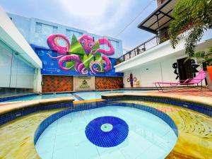 - une piscine dans un bâtiment orné d'une peinture murale dans l'établissement Hotel Millenium Victoria Plaza, à Cúcuta