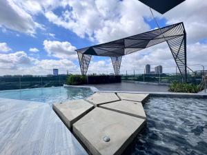 สระว่ายน้ำที่อยู่ใกล้ ๆ หรือใน THE CREST-Central Saigon Riverside -Free POOL-GYM-SAUNA Room-YOGA Room