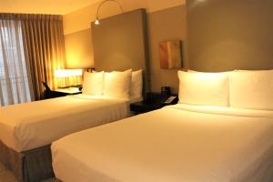 um quarto de hotel com duas camas e uma janela em Crowne Plaza - Chicago West Loop, an IHG Hotel em Chicago