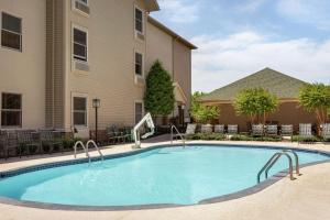 Басейн в или близо до Hampton Inn and Suites Springdale