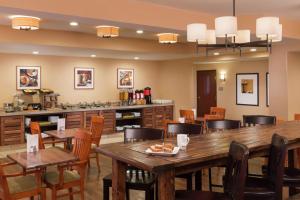 comedor con mesas y sillas de madera en DoubleTree by Hilton Portland Tigard, en Tigard