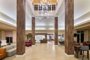 um lobby de um hotel com colunas de madeira em Hilton Garden Inn Hershey em Hummelstown