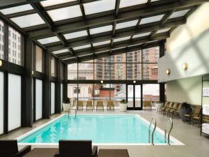 Piscina de la sau aproape de DoubleTree by Hilton Hotel Philadelphia Center City