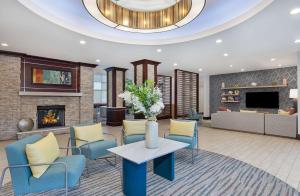 Homewood Suites by Hilton Atlanta Perimeter Center tesisinde bir televizyon ve/veya eğlence merkezi