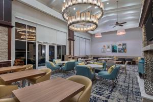 Homewood Suites by Hilton Atlanta Perimeter Center tesisinde bir oturma alanı