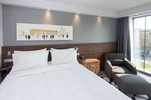 Ліжко або ліжка в номері Hampton By Hilton Poznan Old Town