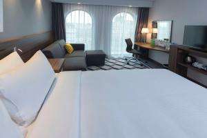 Ліжко або ліжка в номері Hampton By Hilton Poznan Old Town