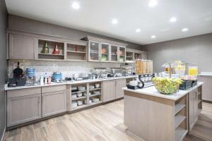 Una cocina o kitchenette en Homewood Suites by Hilton Albuquerque-Journal Center