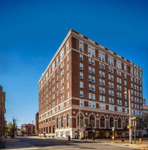 un gran edificio de ladrillo en la esquina de una calle en The Yorktowne Hotel, Tapestry Collection by Hilton, en York