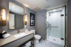 y baño con aseo, lavabo y ducha. en The Yorktowne Hotel, Tapestry Collection by Hilton, en York