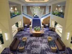 uma vista superior de um átrio com uma mesa e escadas em Hilton Los Angeles Airport em Los Angeles