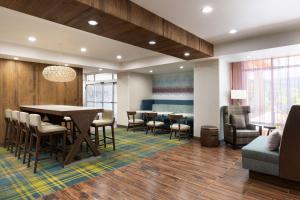 Кът за сядане в Hampton Inn Oakhurst-Yosemite