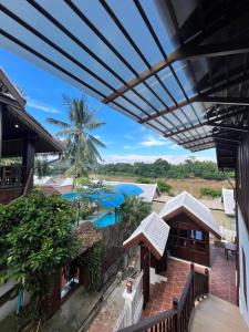 uma vista para a piscina a partir da varanda de um resort em Namkhan Riverview Boutique House em Luang Prabang