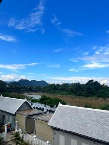 uma vista para um rio a partir de um telhado de casas em Namkhan Riverview Boutique House em Luang Prabang