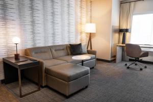 Un lugar para sentarse en Residence Inn by Marriott Louisville Old Henry