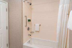 Un baño de Residence Inn by Marriott Louisville Old Henry