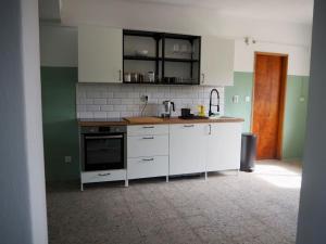 A kitchen or kitchenette at Open and airy home