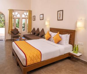 - une chambre avec un grand lit et un canapé dans l'établissement Mango Hill Kodai, à Kodaikānāl