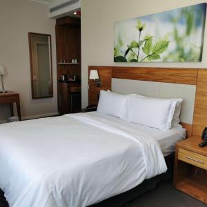 Krevet ili kreveti u jedinici u okviru objekta DoubleTree by Hilton Cape Town Upper Eastside