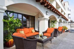 - un ensemble de chaises et de tables sur une terrasse dans l'établissement Hampton Inn & Suites San Clemente, à San Clemente