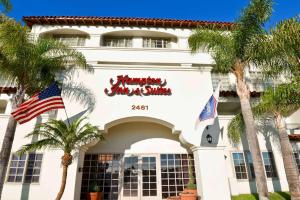 un bâtiment avec un panneau indiquant la navette des auberges miami dans l'établissement Hampton Inn & Suites San Clemente, à San Clemente