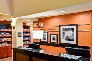 - une bibliothèque avec un bureau et un ordinateur portable dans l'établissement Hampton Inn & Suites San Clemente, à San Clemente