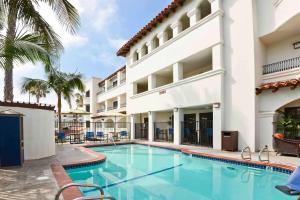 une piscine en face d'un hôtel dans l'établissement Hampton Inn & Suites San Clemente, à San Clemente