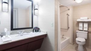 Vonios kambarys apgyvendinimo įstaigoje DoubleTree Suites by Hilton Hotel Cincinnati - Blue Ash