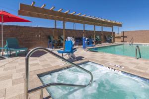 The swimming pool at or close to Home2 Suites by Hilton Kingman