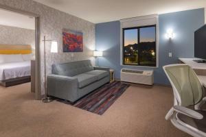 A television and/or entertainment centre at Home2 Suites by Hilton Kingman