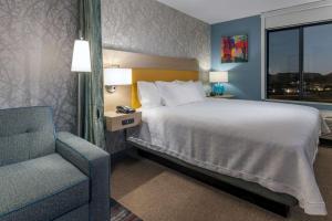 A bed or beds in a room at Home2 Suites by Hilton Kingman