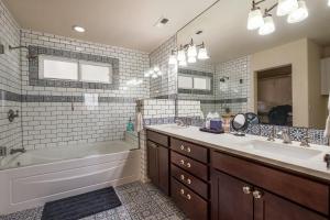 Nob Hill Home with Private Yard! tesisinde bir banyo