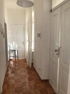 un pasillo con una puerta y una mesa en una habitación en IL SOLE Villino centro storico, giardino, free parking, free Wi-Fi, en Venaria Reale