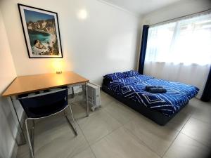 A bed or beds in a room at PROMO!!! 2-Bedroom Home Near Airport, Train Station!