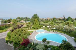 vista sul tetto di una piscina in giardino di Hotel Giulietta Romeo a Lazise