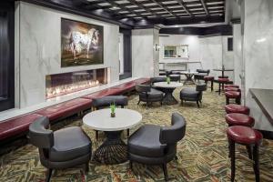 um restaurante com mesas e cadeiras e uma lareira em DoubleTree by Hilton Hotel Denver em Denver