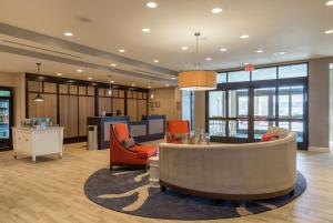 Homewood Suites by Hilton Boston Marlborough tesisinde bir oturma alanı