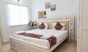 um quarto com uma cama grande num quarto em FabHotel Prime Toro Highland Beach Resort With Pool - Nr Candolim Beach em Candolim